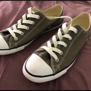 Women’s Size 9 Gray Converse Sneakers LOW Tops